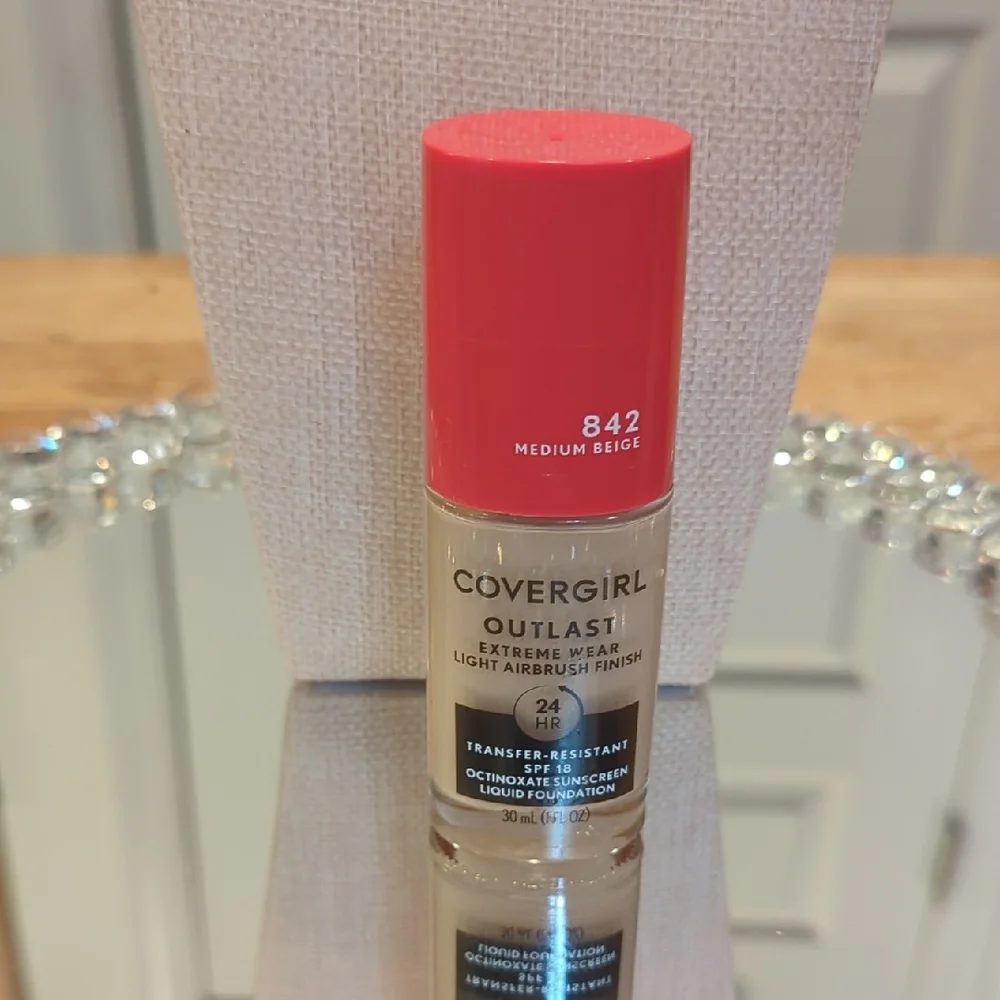 COVERGIRL Outlast Foundation - Medium Beige 842 NWT